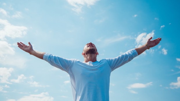 bras-ouverts-ciel-homme-shutterstock