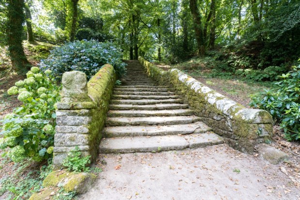 chapelle-locuon-bretagne-escalier