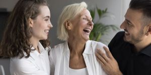 Comment s’organiser dans la fratrie pour prendre soin de ses parents qui vieillissent ?