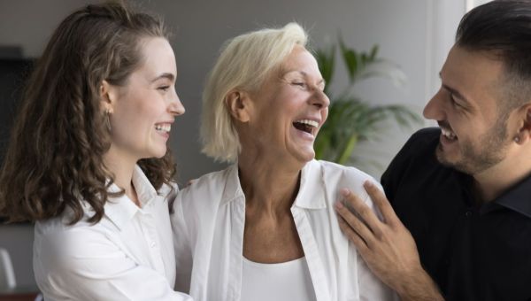 Comment s’organiser dans la fratrie pour prendre soin de parents vieillissants ?