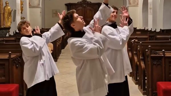 Ces servants d’autel ont un sacré sens de l’humour