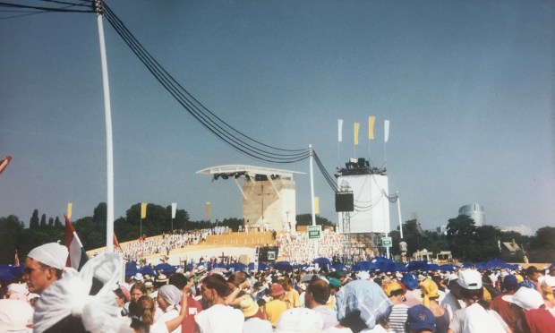 La foule réunie sur l'hippodrome de Longchamp pour la messe de Jean-Paul II lors des JMJ de Paris, le 24 août 1997.