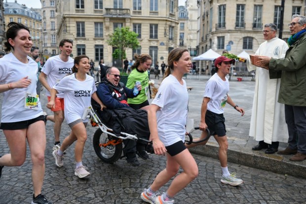 Coureurs se faisant bénir lors du Paris Eglises Tour 2025.