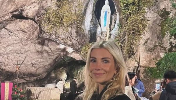 Corner Item Image - Une ancienne Miss au pied de la Vierge