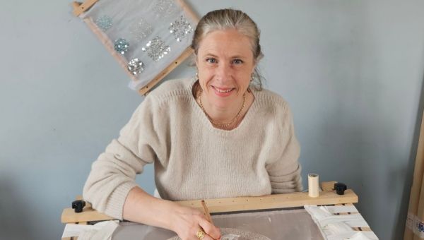 Anne-Lise Mesnard, du droit à la broderie d’art