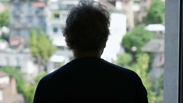 HOMME-DOS-SHUTTERSTOCK