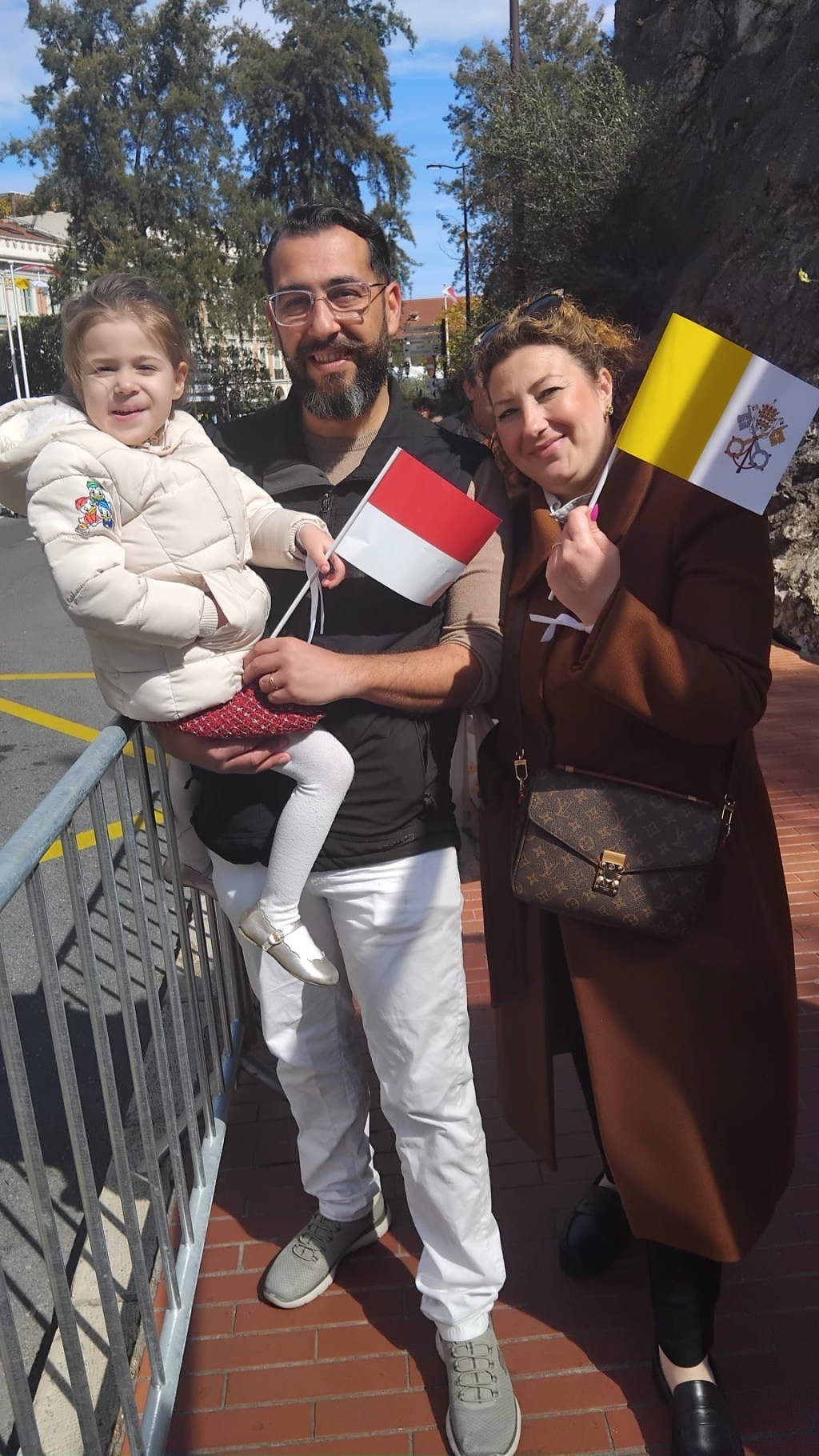 Diana, Fabrizio et Silvia lors de la visite de Léon XIV à Monaco