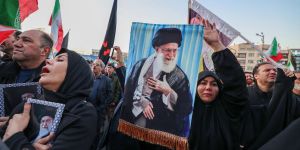 Iran : la mort d’Ali Khamenei déclenche l’escalade militaire au Moyen-Orient