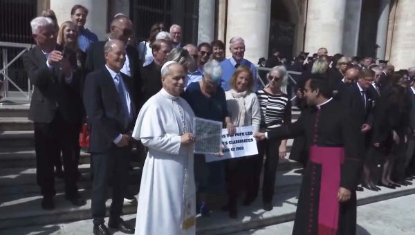 Corner Item Image - [VIDÉO] Le Pape retrouve ses camarades de classe… de 1969 !