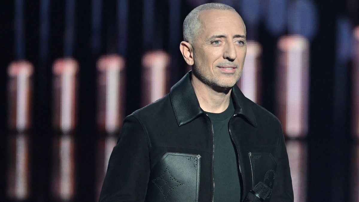 L'humoriste français Gad Elmaleh arrive pour remettre le prix du Meilleur artiste masculin lors de la 40e cérémonie des Victoires de la Musique, le 14 février 2025.