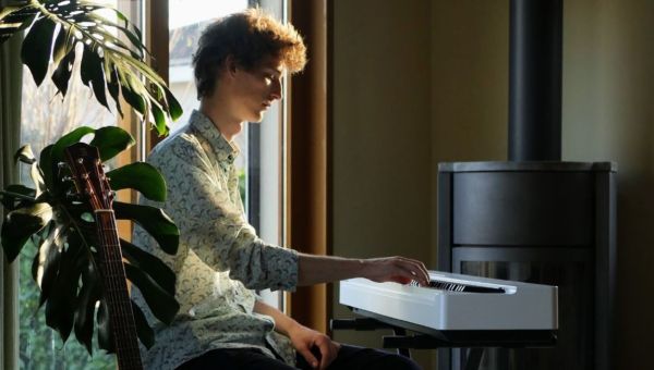 Raphaël Nibart partage avec originalité depuis octobre 2025 sa passion pour la théorie musicale sur Instagram.