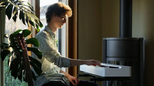 Raphaël Nibart partage avec originalité depuis octobre 2025 sa passion pour la théorie musicale sur Instagram.