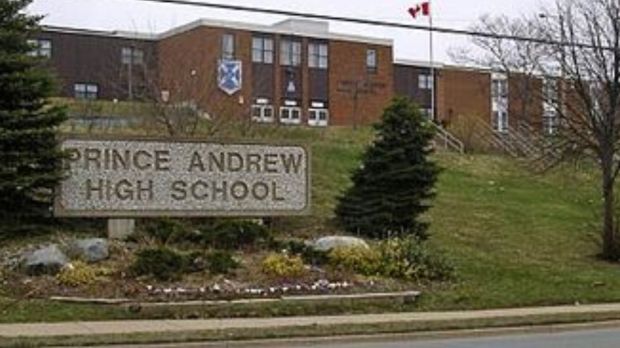 Ancienne façade (2006) de la Woodlawn High School (anciennement Prince Andrew High School ), école publique canadienne située à Dartmouth, en Nouvelle-Écosse.