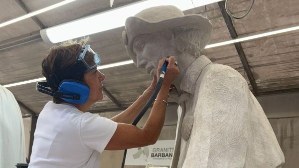 La sculptrice Béatrice Bizot finalise son saint Roch pour la Sagrada Familia.