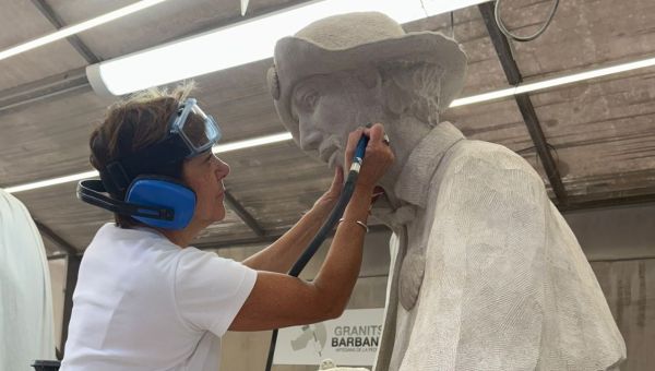 La sculptrice Béatrice Bizot finalise son saint Roch pour la Sagrada Familia.