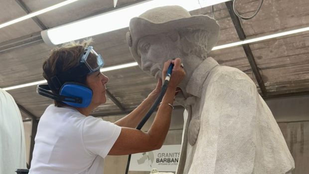 La sculptrice Béatrice Bizot finalise son saint Roch pour la Sagrada Familia.