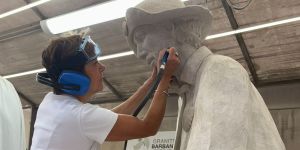 Pour la Sagrada Familia, Béatrice Bizot sculpte un saint Roch “qui accueille le monde”