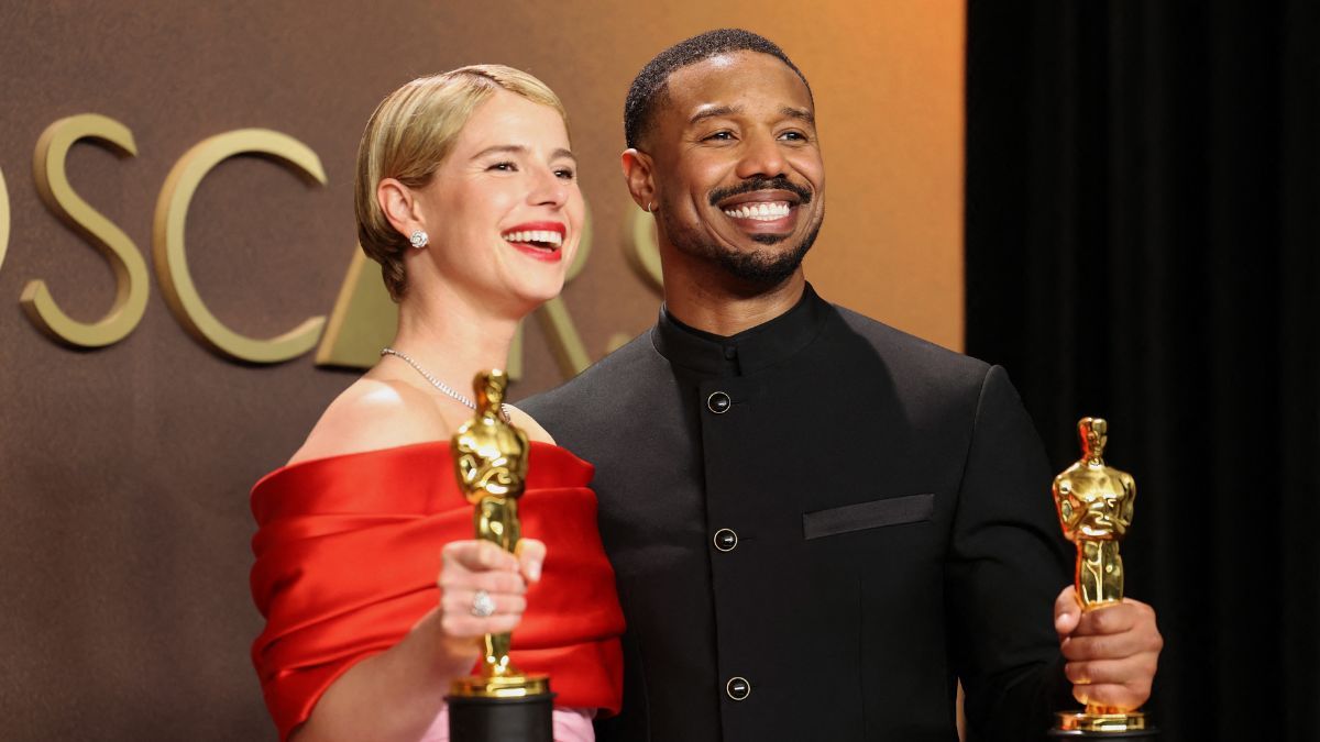 Jessie Buckley, lauréate de l'Oscar de la meilleure actrice pour « Hamnet », et Michael B. Jordan, lauréat de l'Oscar du meilleur acteur pour « Sinners », posent dans la salle de presse lors de la 98e cérémonie des Oscars au Dolby Theatre, le 15 mars 2026 à Hollywood.