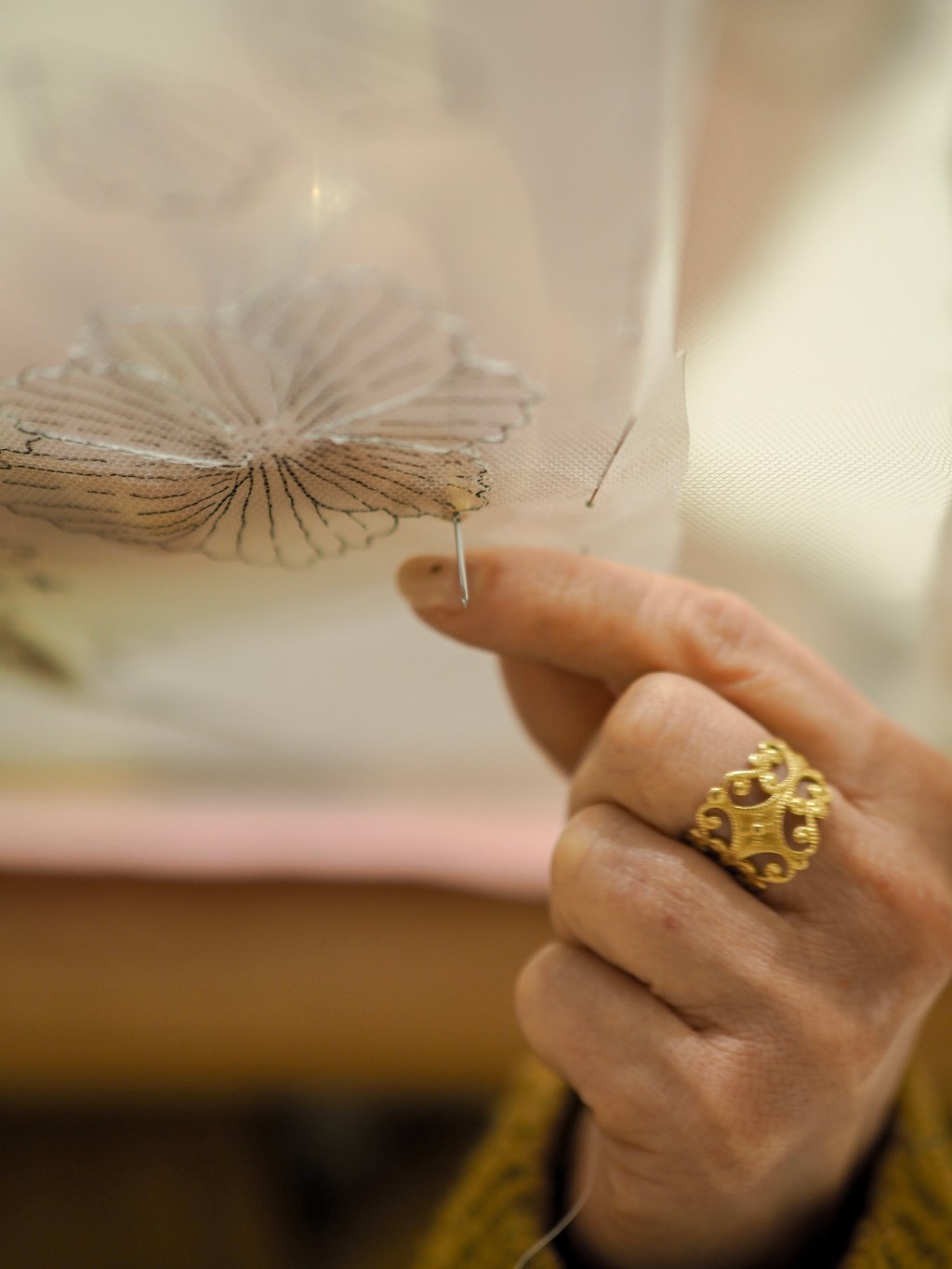 Anne-Lise Mesnard, du droit à la broderie d’art