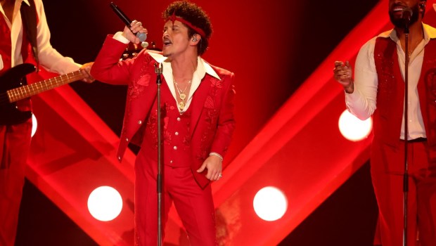 Le chanteur américain Bruno Mars performe sur la scène des 68e Grammy Awards le 1er février 2026 à Los Angeles.