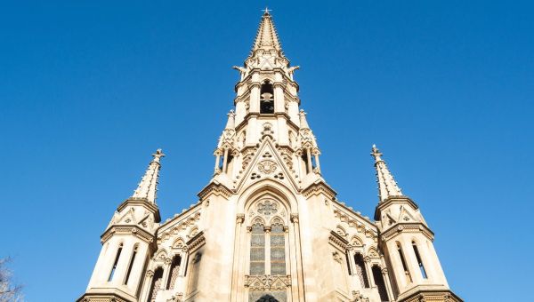 Corner Item Image - À Barcelone, cette étonnante église aide à comprendre le génie de Gaudí