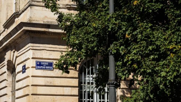 plaque-rue-france-shutterstock
