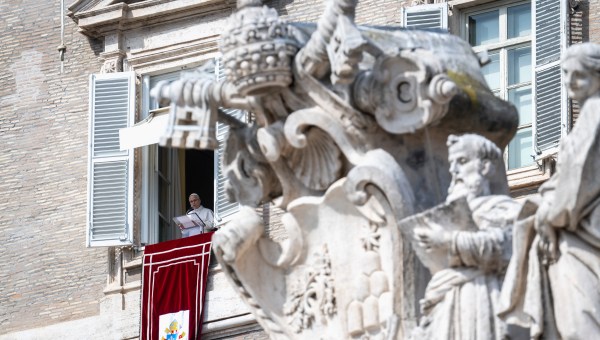 pope-leo-xiv--sunday-angelus-prayer-apostolic-palace