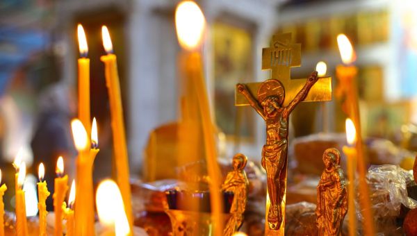 priere-dieu-bougie-shutterstock