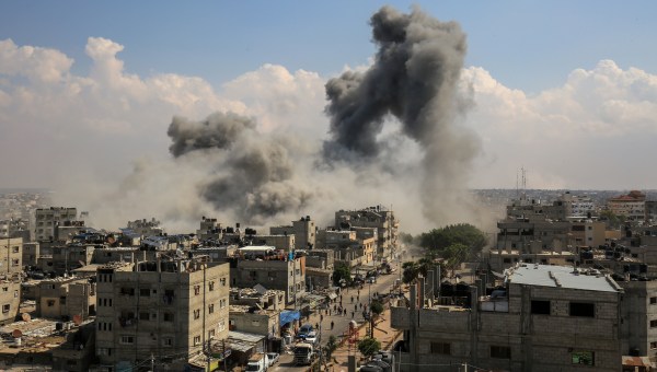 La fumée monte après les frappes aériennes israéliennes sur la ville de Rafah dans le sud de la bande de Gaza, le 10 octobre 2023.