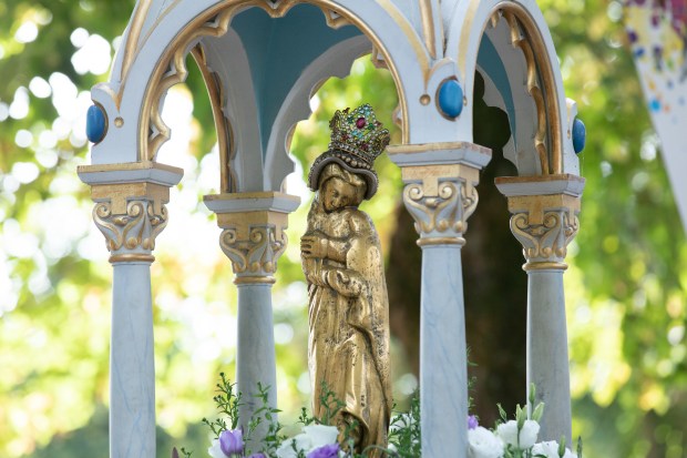 Statue couronnée de Notre-Dame de la Peinière