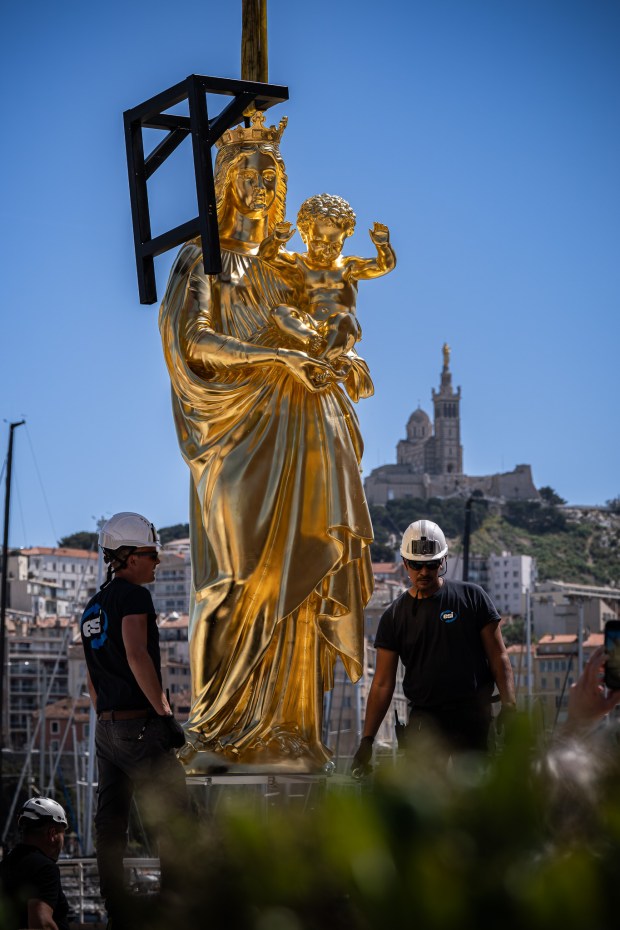 Installation au Mucem le 21/04/2026 de la réplique de la statue de la Bonne Mère réalisée par la maison Christofle.
