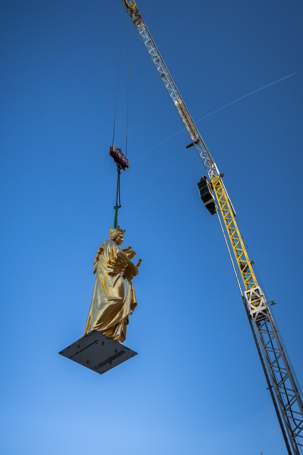 Installation au Mucem le 21/04/2026 de la réplique de la statue de la Bonne Mère réalisée par la maison Christofle.