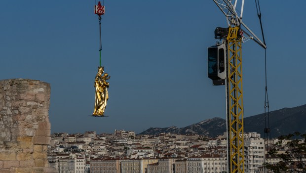 Installation au Mucem le 21 avril 2026 de la réplique de la statue de la Bonne Mère réalisée par la maison Christofle.