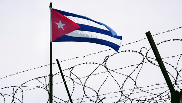 Le concept de sanctions pèse sur le gouvernement cubain. Drapeau cubain en fils barbelés, sanctions et agression de Cuba. Prison cubaine. Sanctions américaines contre Cuba. L'embargo cubain.