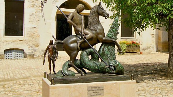 DALI-SAINT-GEORGES-DRAGON-STATUE
