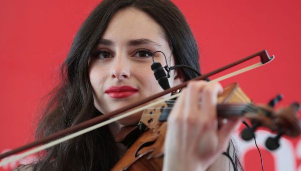 Corner Item Image - Esther Abrami : “Quand je joue du violon, je vis un moment presque sacré”