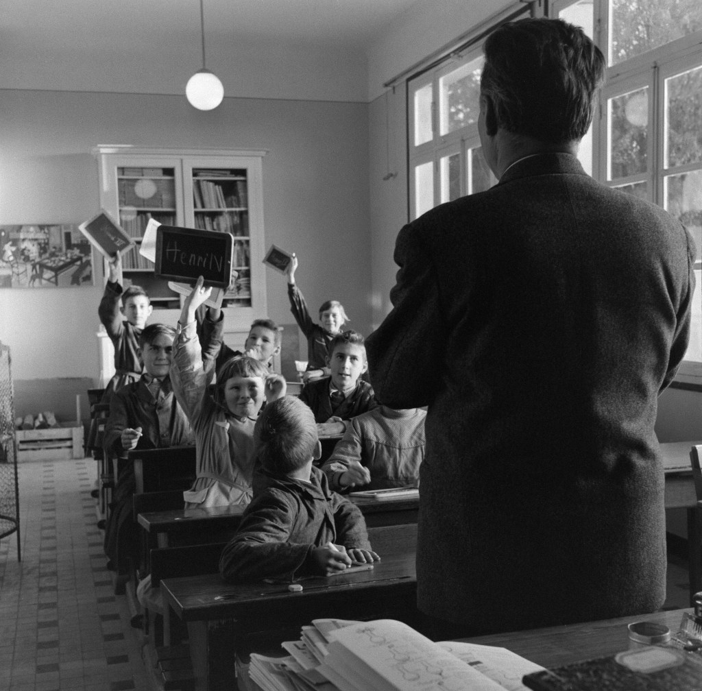 Jean-Suquet-Scene-scolaire-lors-dune-inspection-primaire-en-Cote-dor-1956