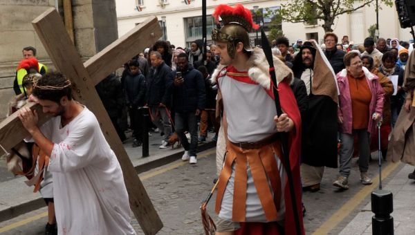Un chemin de croix stupéfiant dans les rues d'Aubervilliers