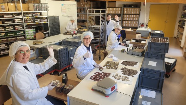 Depuis près de 150 ans, au cœur de l’Aveyron, les moniales cisterciennes de l’abbaye de Bonneval endossent chaque jour le rôle de chocolatières.