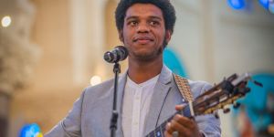 “Tout ce qui n’est pas partagé est perdu” : Ôzam, un artiste qui chante la vie