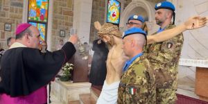 Au Liban, des soldats de la Finul redonnent un visage à la statue du Christ profanée