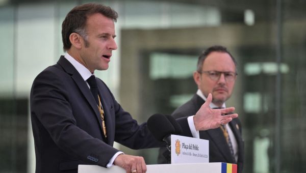 Le président français et coprince d'Andorre, Emmanuel Macron (à gauche), prononce un discours aux côtés du Premier ministre andorran Xavier Espot Zamora sur la Plaça del Poble à Andorre-la-Vieille, le deuxième jour de sa visite dans le micro-État d'Andorre, le 28 avril 2026.