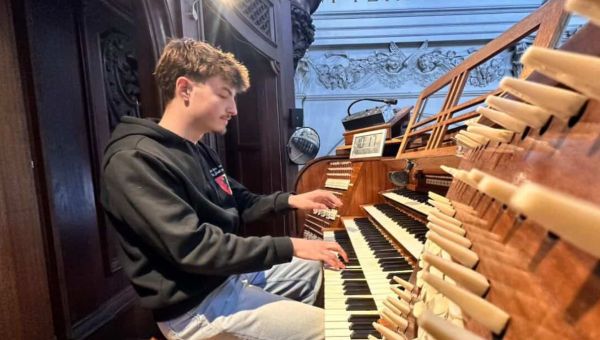 Au printemps 2025, Tao prend une décision radicale : il arrête son école de commerce pour se consacrer entièrement à la préparation du concours d'entrée au Conservatoire royal de Bruxelles.