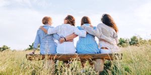 Mais comment font ces personnes qui entretiennent de si vieilles amitiés ?