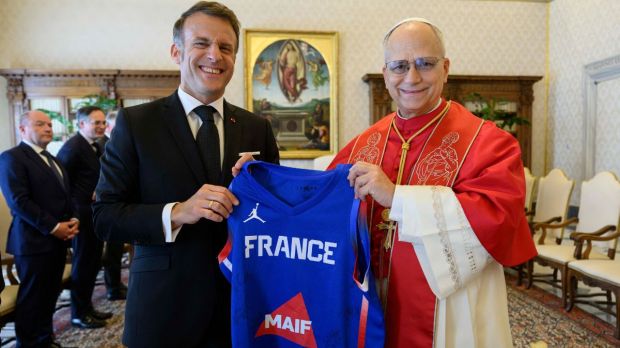 cadeau-maillot-emmanuel-macron-leon-xiv-afp