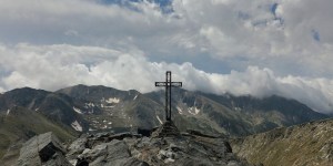 Les croix de montagne, entre silence des cimes et débats bien terrestres