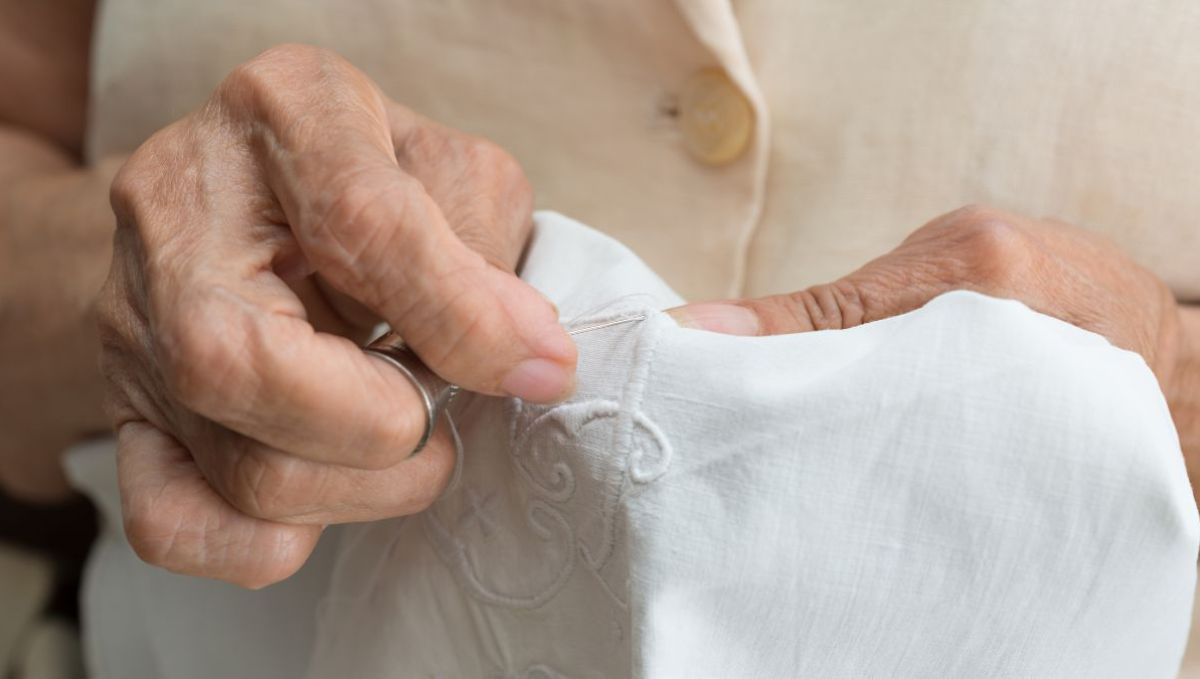 grand-mere-broderie-shutterstock