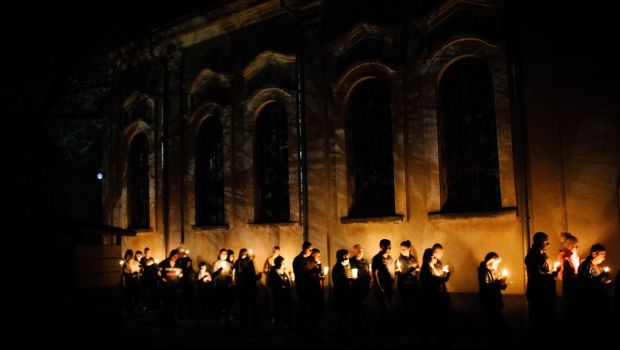 Mais pourquoi les orthodoxes font-ils le tour de l'Église pour Pâques ?