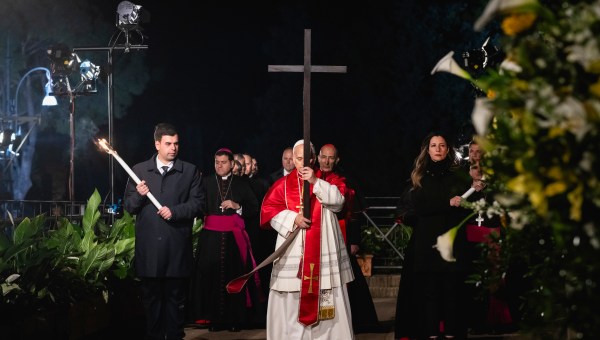 pope-leo-xiv-via-crucis-colosseum-rome
