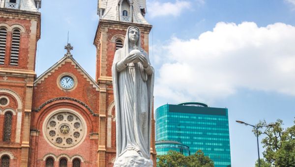 statue-notre-dame-devant-cathedrale-de-saigon-vietnam-shutterstock